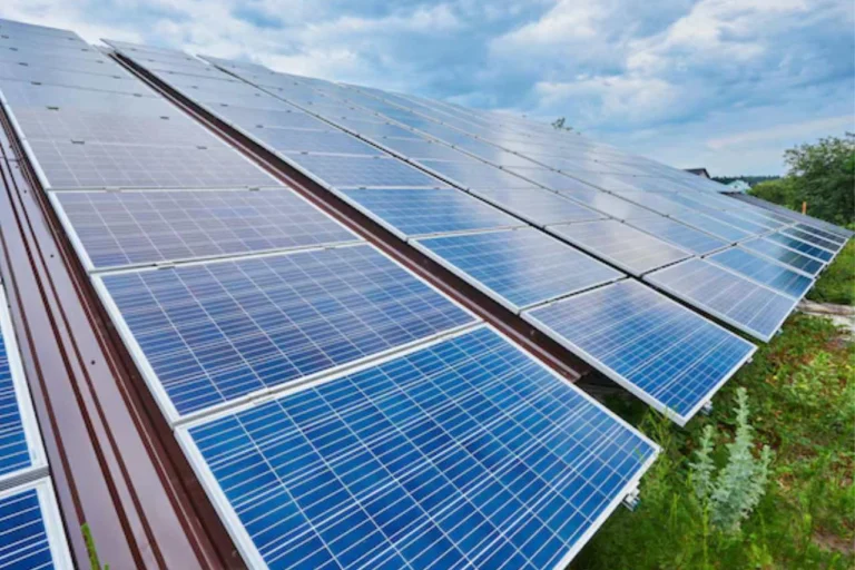 Blog Solar vs Traditional Energy