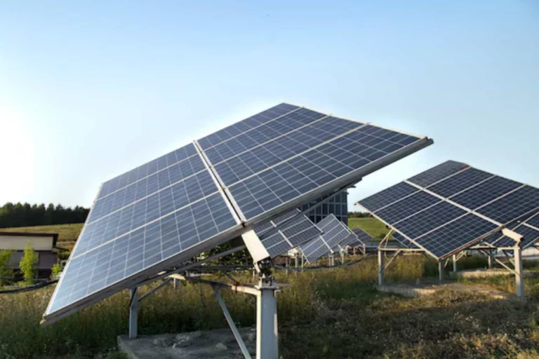 Blog Solar vs Traditional Energy